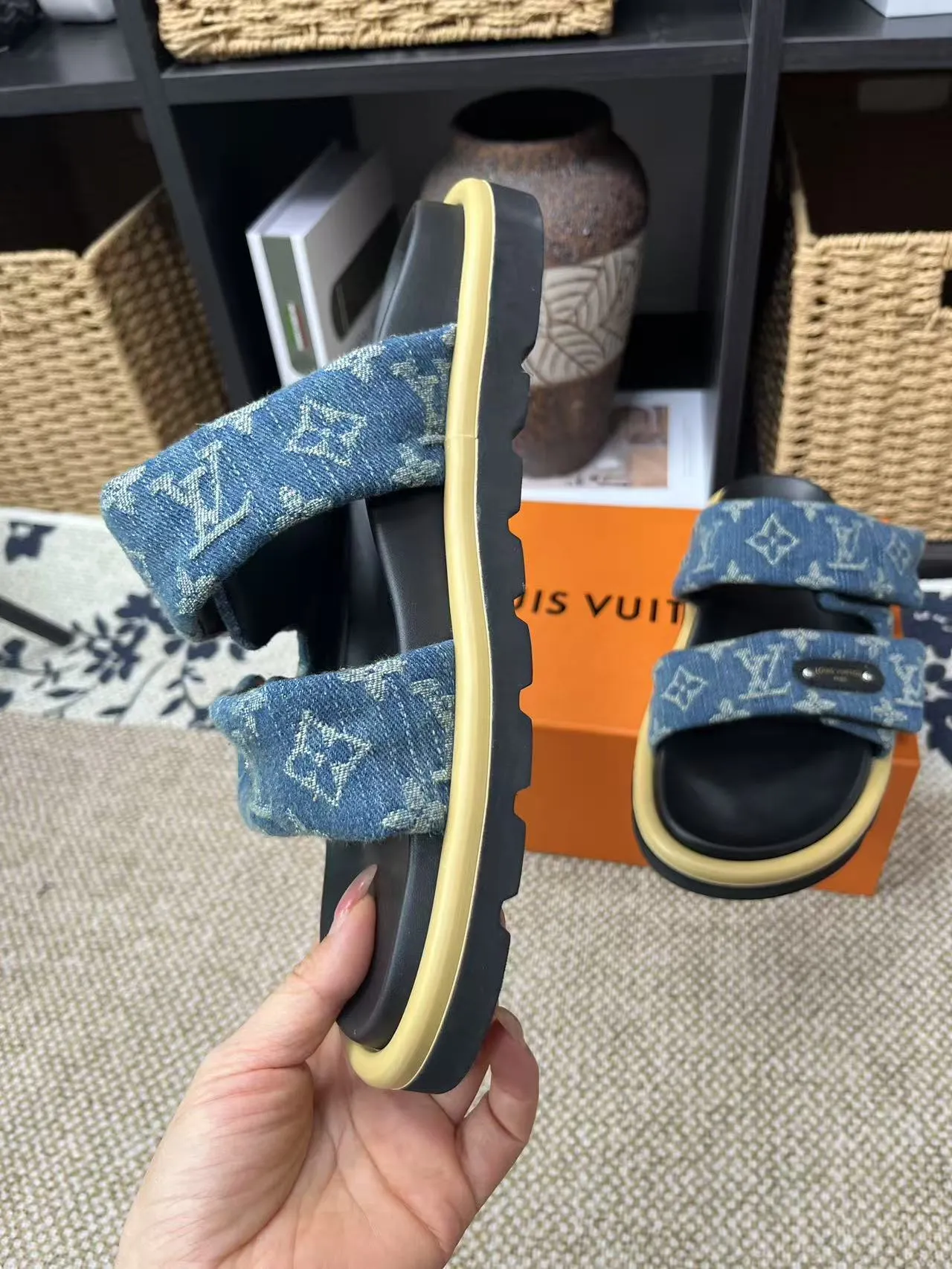 P340 yuan LV Louis Vuitton Full of high-end feel! A popular model among bloggers at home and abroad, it’s retro and fashionable, and looks stunning on your feet! Mainly recommended model on the official website★ ━━━━━ ЅᏇєєt ━━━━━ ▪️Upper: original calfskin ➕5D printing process ▪️Inner: imported mixed sheepskin ▪️Outsole: original molded foam outsole ▪️Size: Female 35-40 Men's 39-44 (women's 41 men's 45)